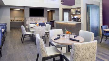 Breakfast and dinner served