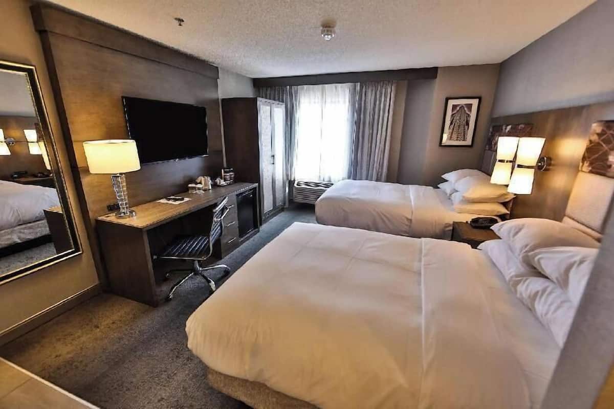 Premium bedding, in-room safe, laptop workspace, blackout drapes