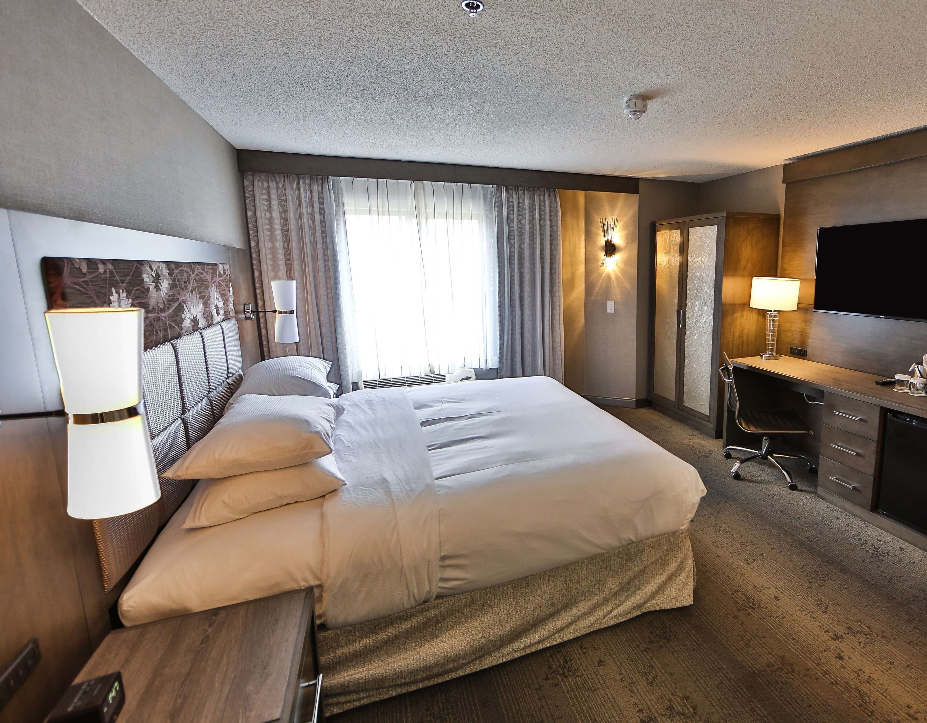 Premium bedding, in-room safe, laptop workspace, blackout drapes