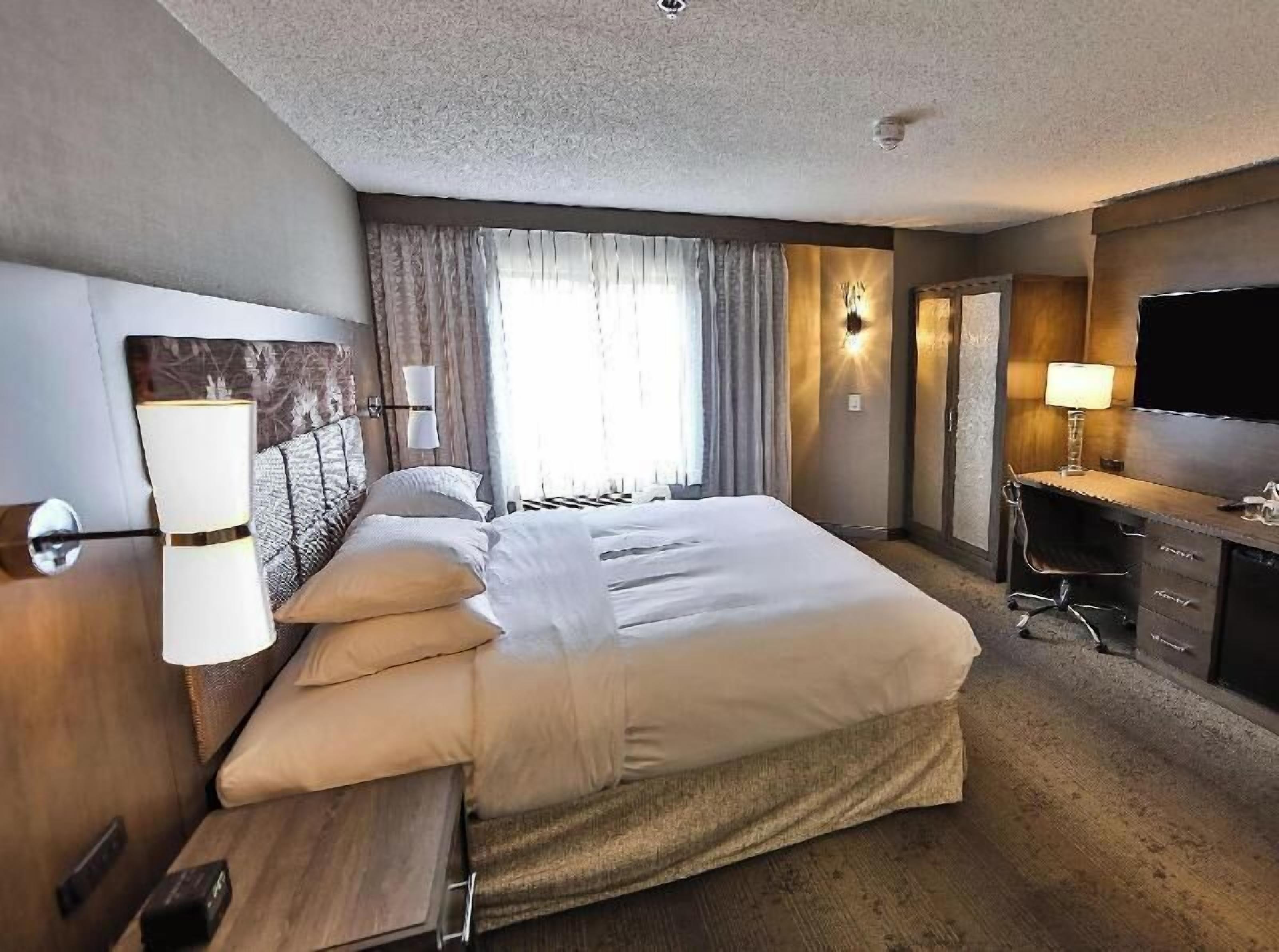 Premium bedding, in-room safe, laptop workspace, blackout drapes