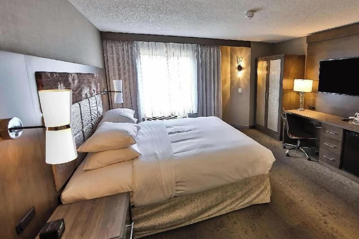 Premium bedding, in-room safe, laptop workspace, blackout drapes