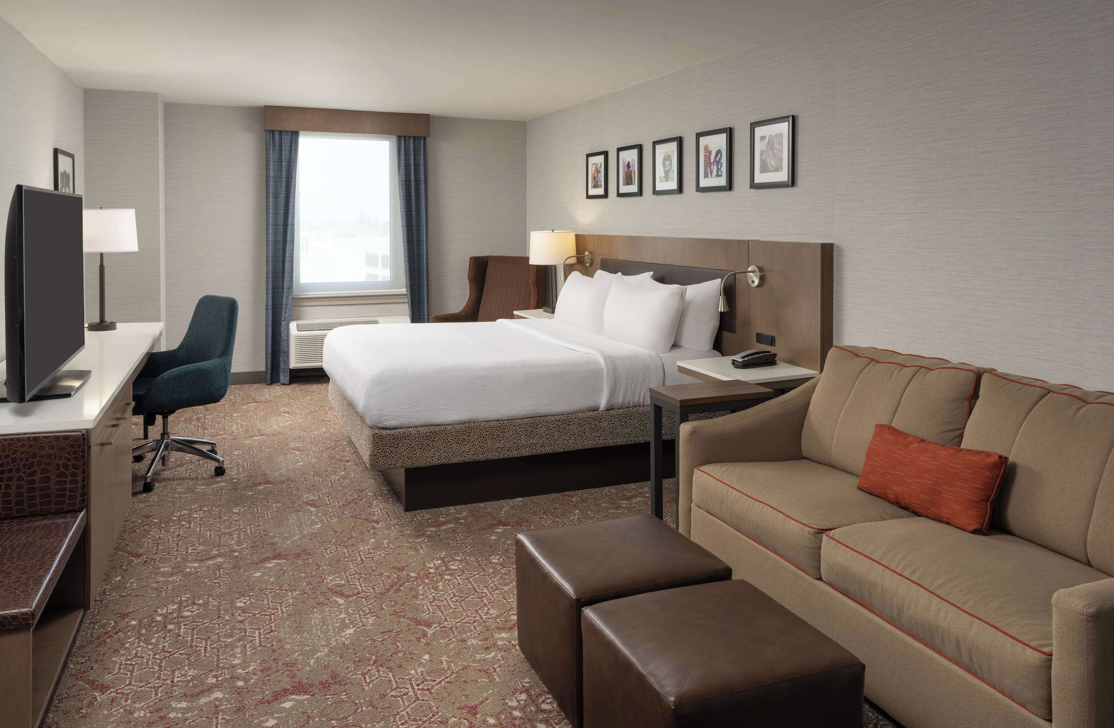 suite, 1 bedroom | living area | 42-inch lcd tv with digital channels, tv, pay films