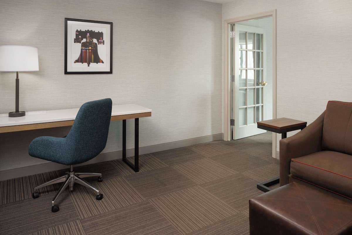 Deluxe Suite, 1 Bedroom | 1 bedroom, in-room safe, desk, laptop workspace