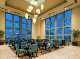 Se sirven desayunos y cenas, cocina americana