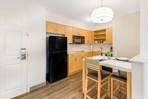 Full-size fridge, microwave, stovetop, dishwasher