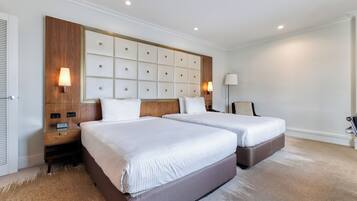 Dobbeltrom – deluxe (High Floor) | Minibar, safe på rommet, blendingsgardiner og strykejern/-brett