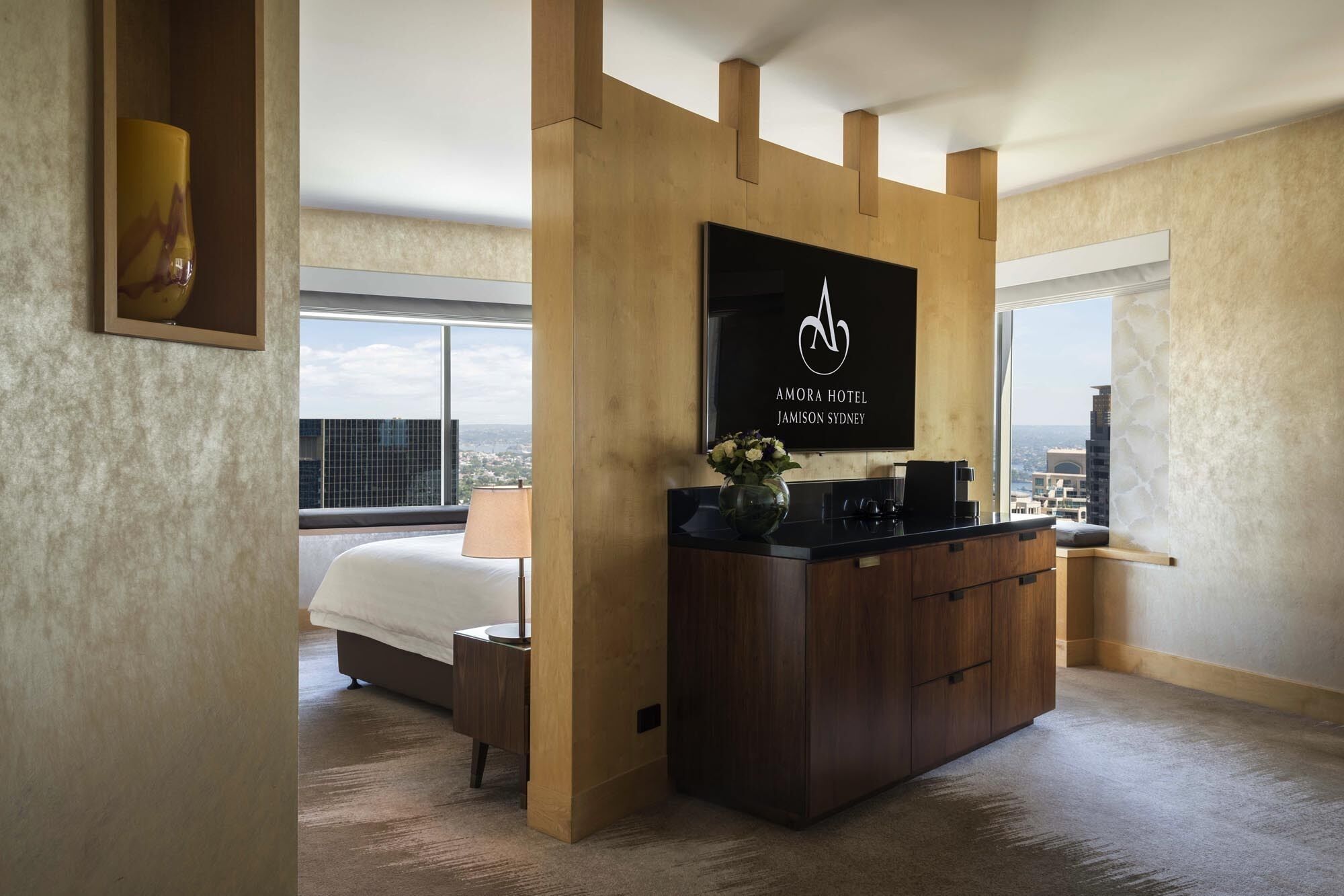 行政套房, 1 张特大床, 可进入俱乐部酒廊, 部分海景 (High Floor, Partial Water View) | 迷你吧、客房内保险箱、遮光窗帘、熨斗/熨衣板