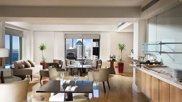 Frokost og middag serveres