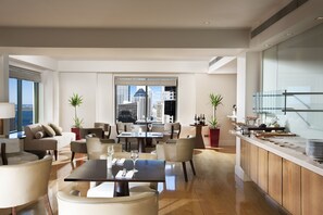 Breakfast and dinner served