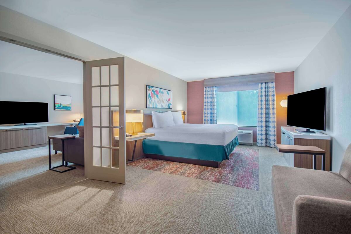 suite, 1 king bed | in-room safe, individually decorated, desk, laptop workspace