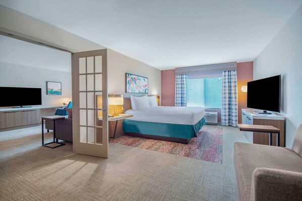 Suite, 1 très grand lit | Coffres-forts dans les chambres, décoration personnalisée, bureau