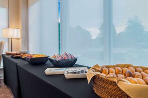 Daily full breakfast for a fee - Hilton Garden Inn Danbury (Danbury)