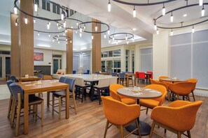 Breakfast and dinner served, American cuisine - Hilton Garden Inn Danbury (Danbury)