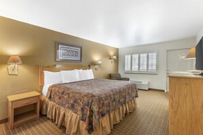 Habitación estándar, 1 cama de matrimonio grande, frigorífico y microondas, vistas a la piscina | Escritorio y espacio para trabajar con un portátil