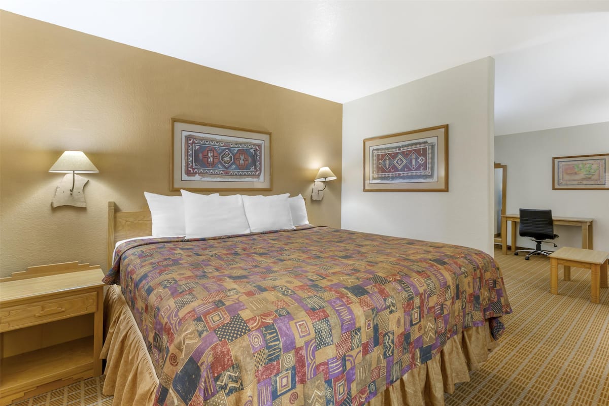 Suite, 1 trĂšs grand lit, non-fumeur, bain Ă remous (with Single Sofabed)
