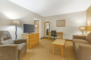Suite, 1 cama de matrimonio grande, no fumadores, bañera de hidromasaje (with Single Sofabed) | 1 dormitorio, escritorio, espacio para trabajar con un portátil