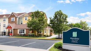 A MainStay Suites hotel entrance with a parking lot and a signboard. - MainStay Suites Mt. Laurel - Philadelphia (Mount Laurel)