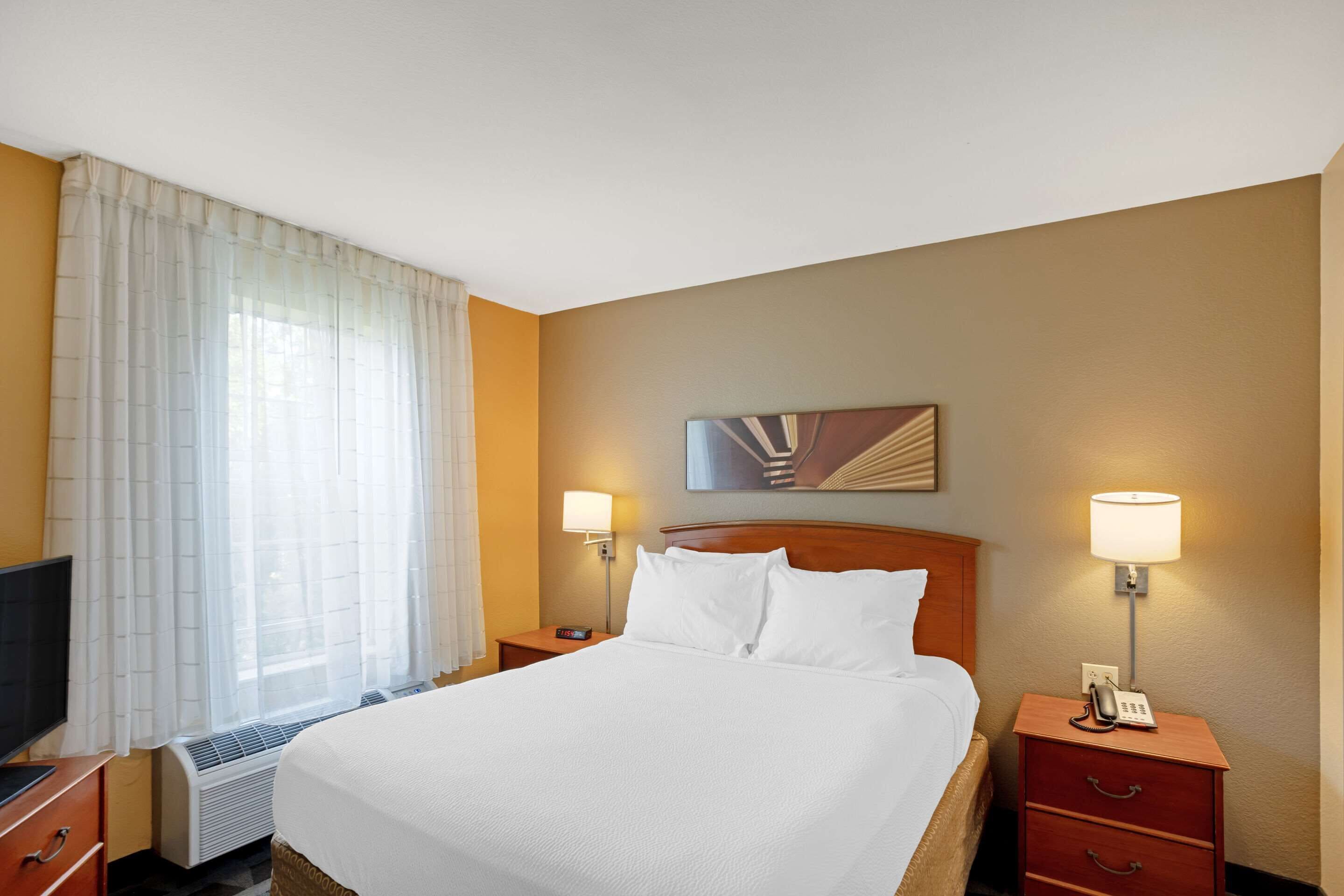 Studio Queen Suite | Iron/ironing board, free WiFi, bed sheets