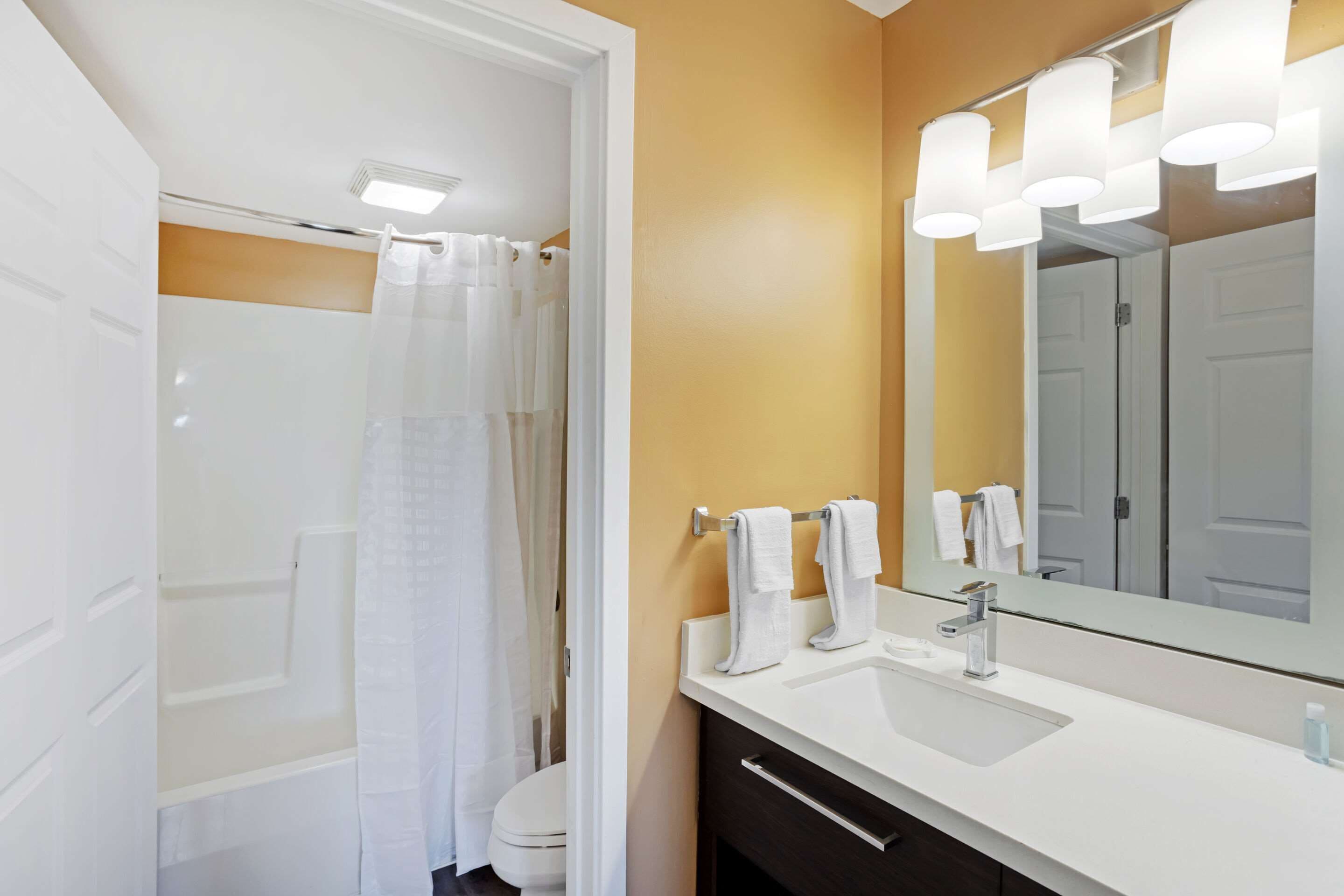 2 Bedroom Suite | Fer et planche à repasser, Wi-Fi gratuit, draps fournis