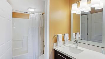 2 Bedroom Suite | Fer et planche Ă repasser, Wi-Fi gratuit, draps fournis