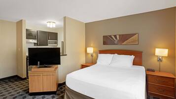 Studio Queen Suite | Iron/ironing board, free WiFi, bed sheets