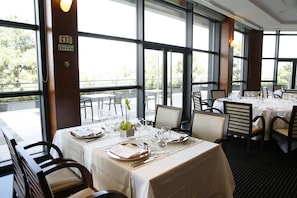 Breakfast, lunch, dinner served; al fresco dining