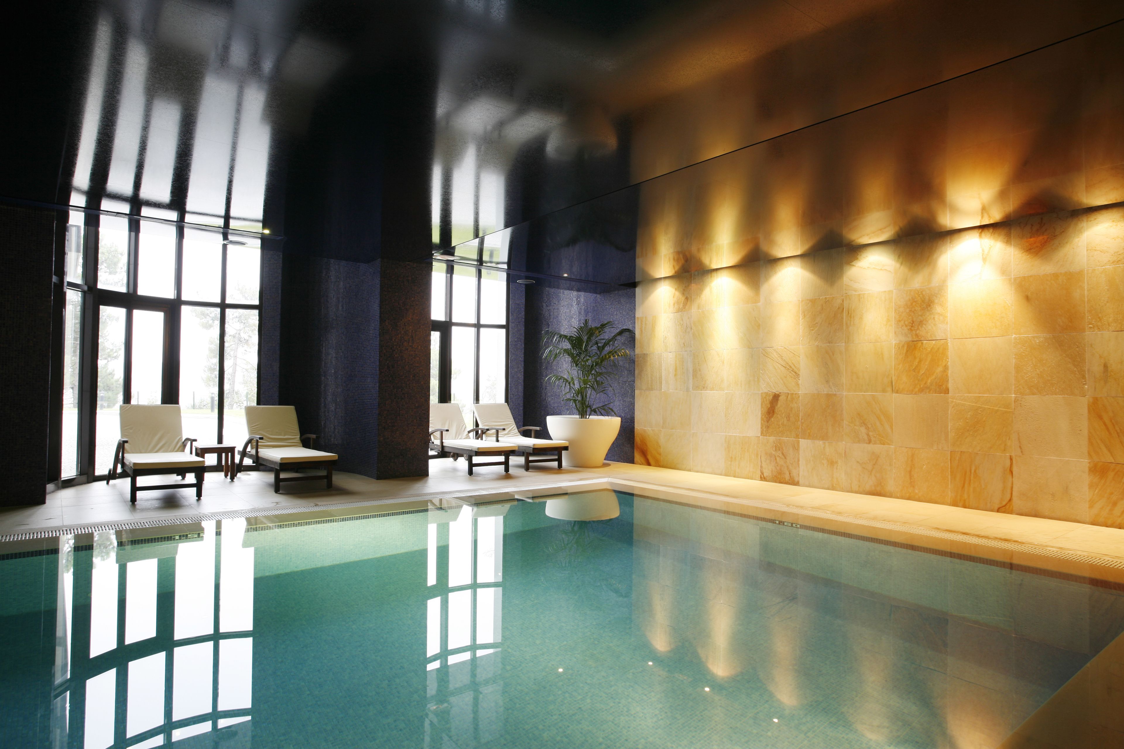 Alberca techada, alberca al aire libre por temporada y camastros