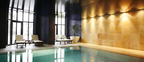 Sisäuima-allas, kauden mukainen ulkouima-allas, aurinkotuoleja