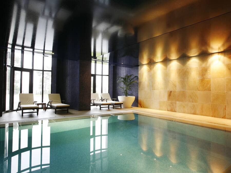 Hồ bơi trong nhà, hồ bơi ngoài trời phục vụ theo mùa, ghế dài tắm nắng