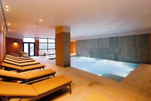 Een binnenzwembad, een seizoensgebonden buitenzwembad en ligstoelen