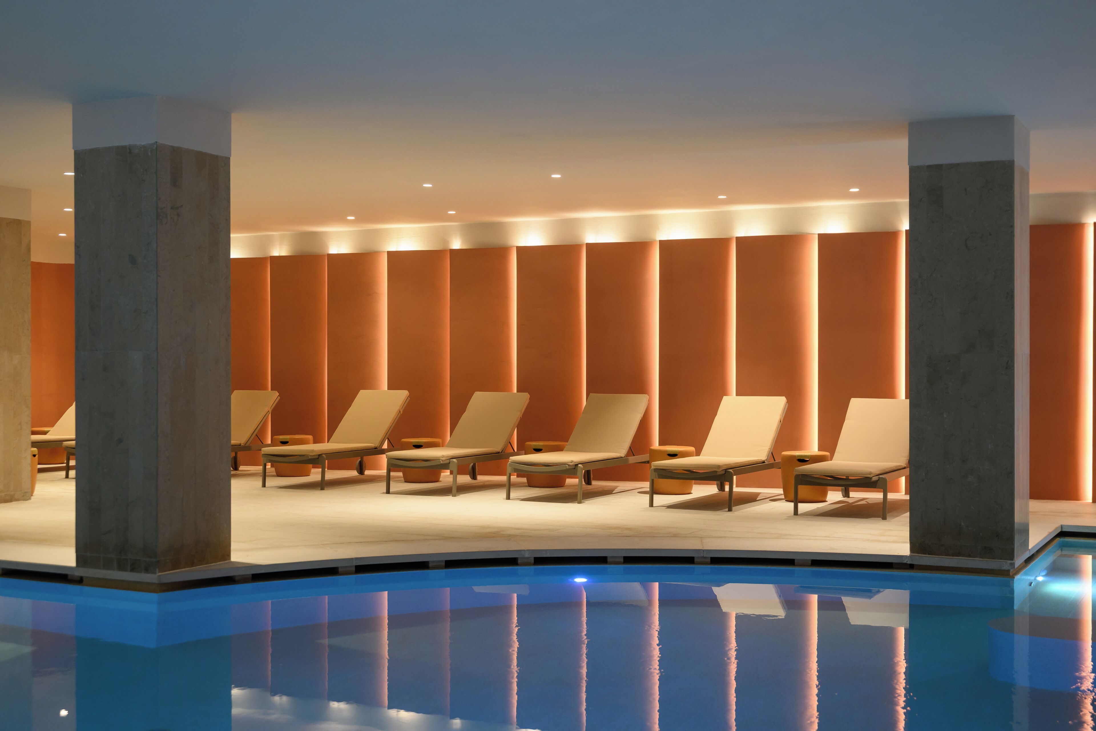 Alberca techada, alberca al aire libre por temporada y camastros