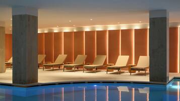 Alberca techada, alberca al aire libre por temporada y camastros