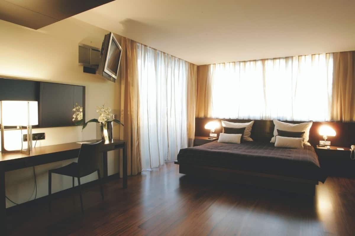 Penthouse | Minibar, in-room safe, soundproofing, free WiFi