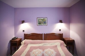 Quarto casal | Cofres nos quartos, escrivaninha, quartos à prova de som