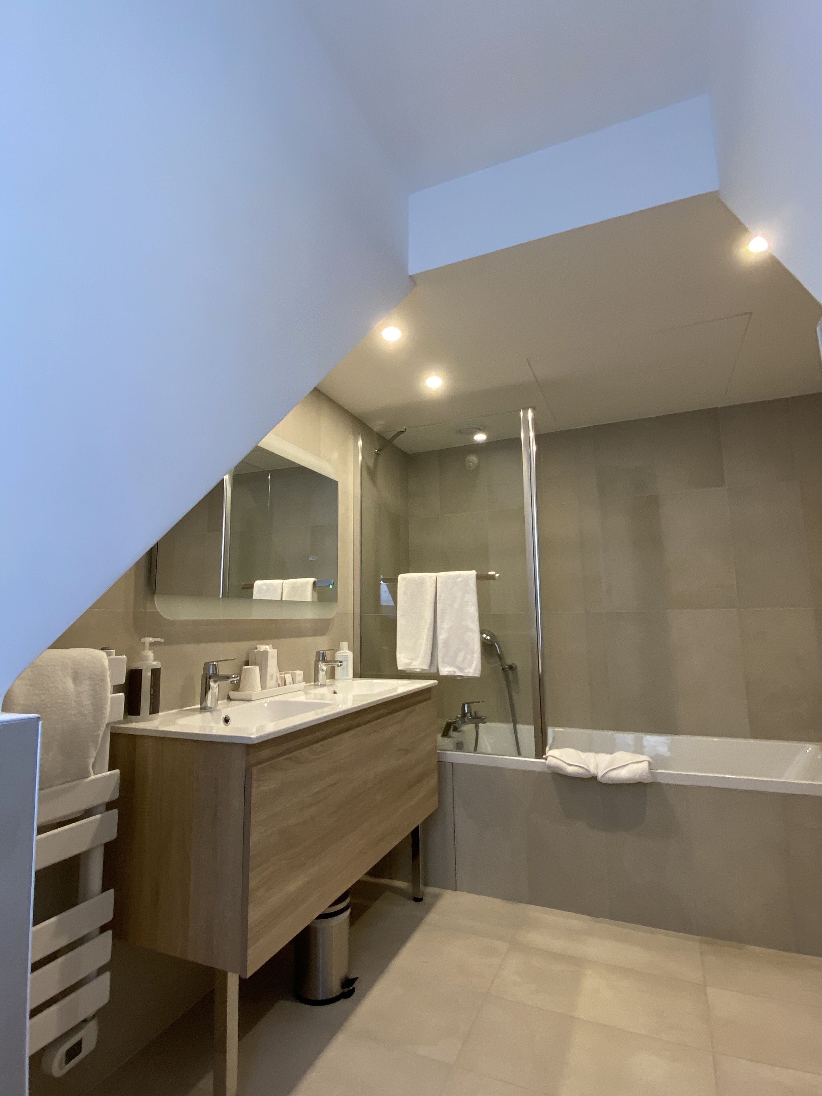 quadruple room | bathroom | free toiletries, hair dryer, towels