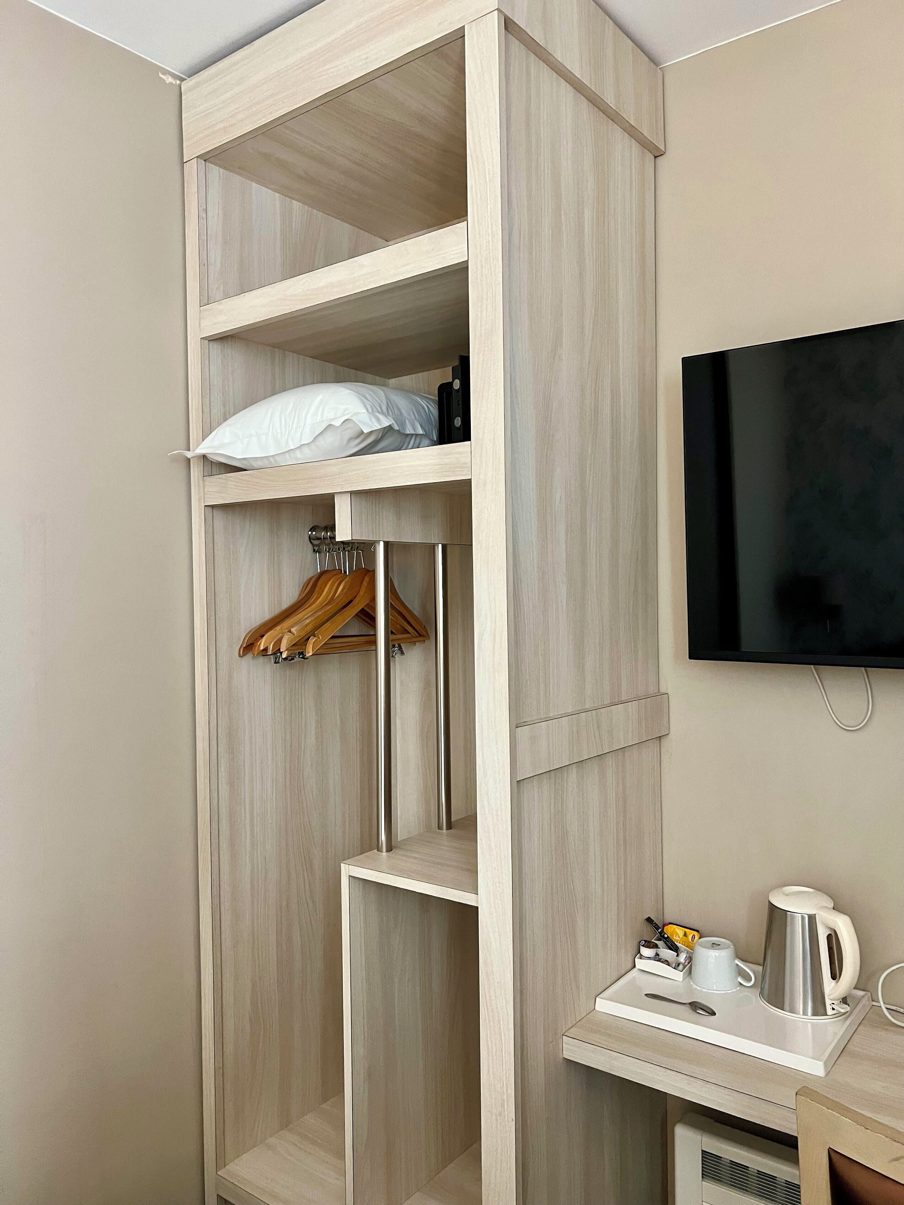 single room | room amenity