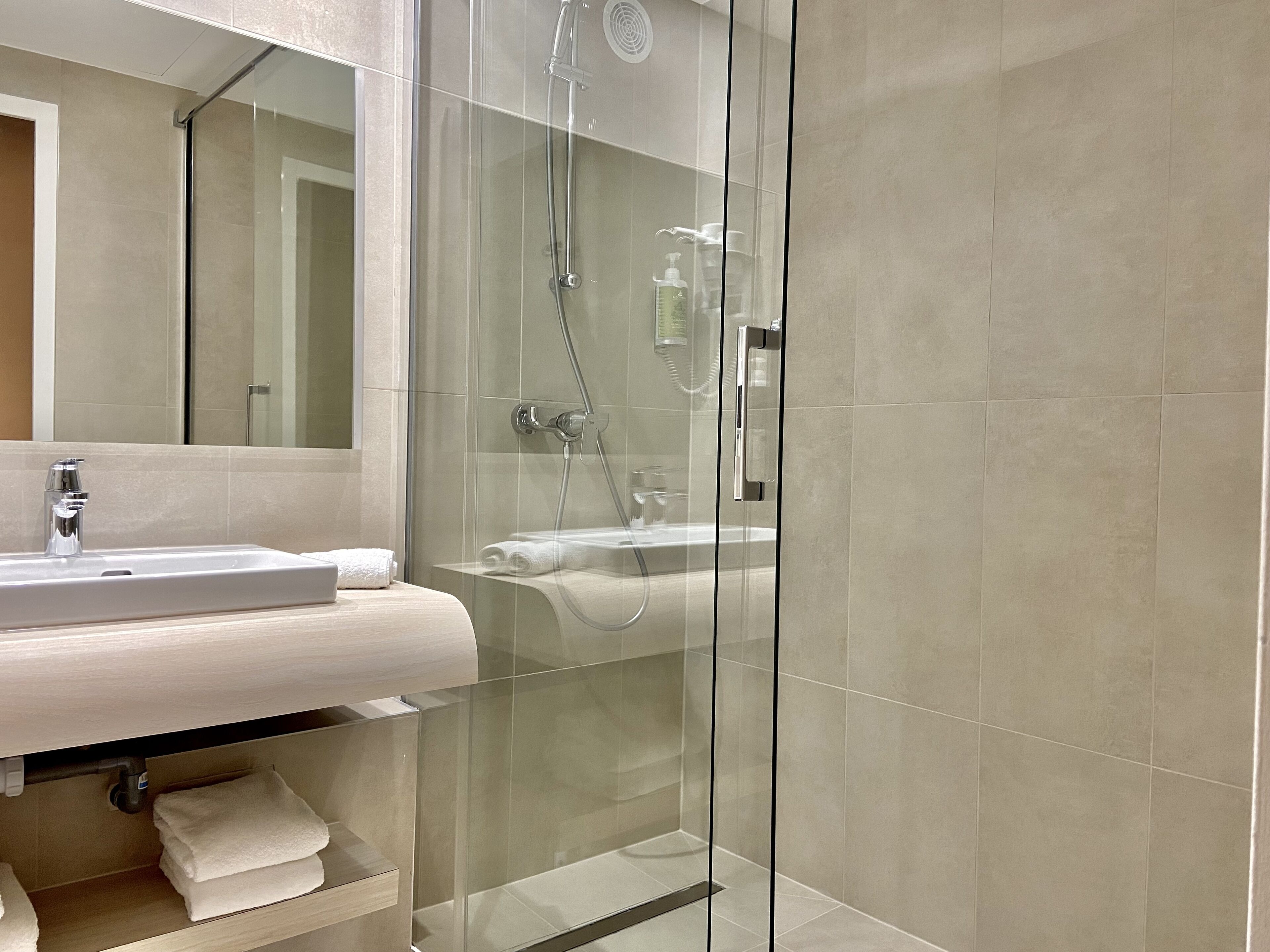 standard twin room | bathroom | free toiletries, hair dryer, towels