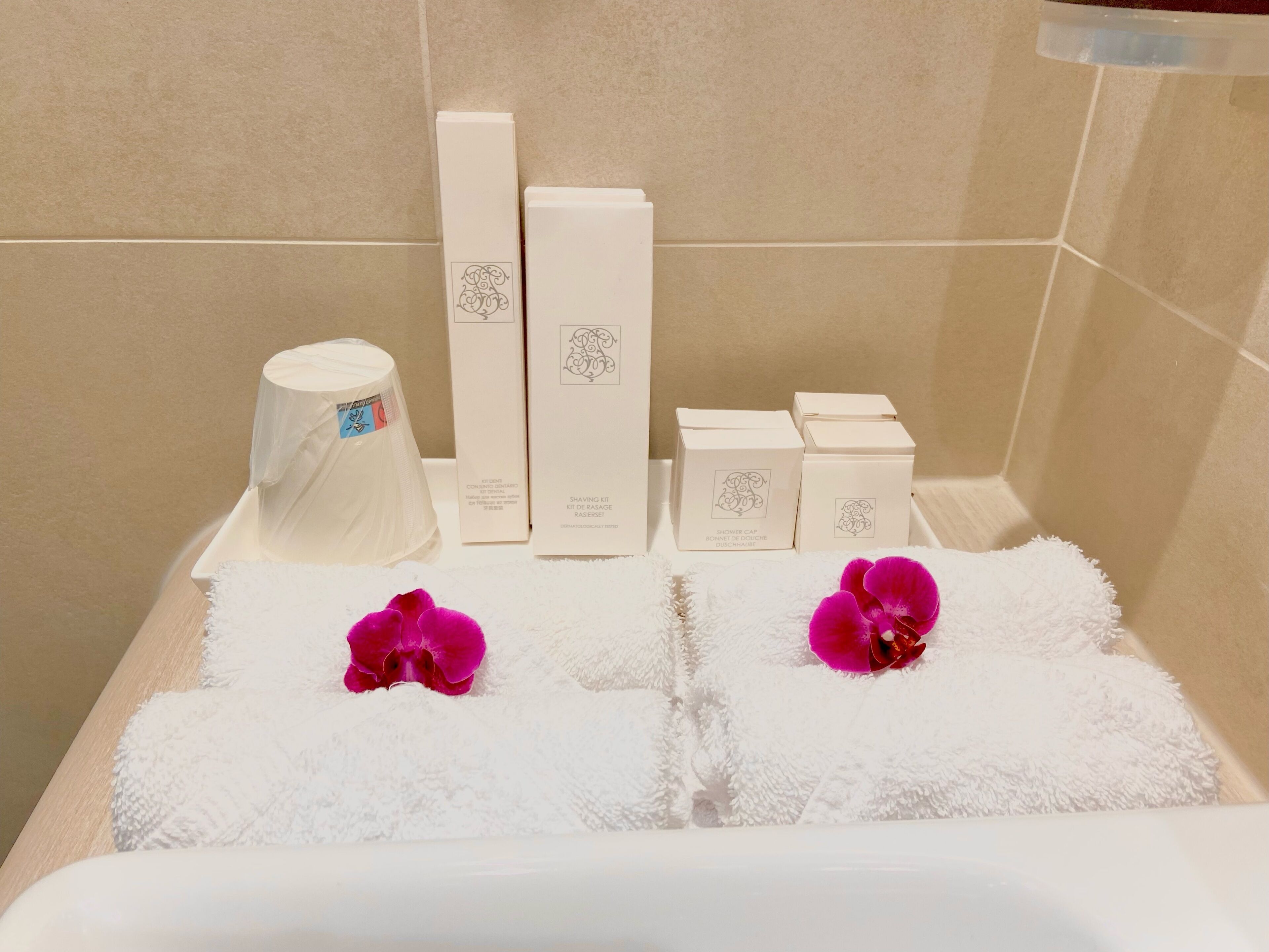 standard twin room | bathroom | free toiletries, hair dryer, towels