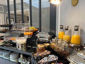 Petit déjeuner buffet (15 EUR par personne)
