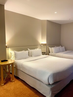 Vierbettzimmer | Zimmersafe, Schreibtisch, schallisolierte Zimmer, Bügeleisen/Bügelbrett