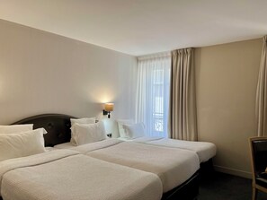 Tremannsrom | Safe på rommet, skrivebord, lydisolert og strykejern/-brett