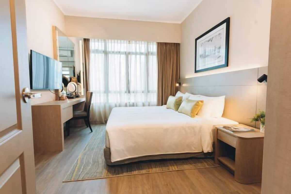 1 bedroom, premium bedding, in-room safe, desk