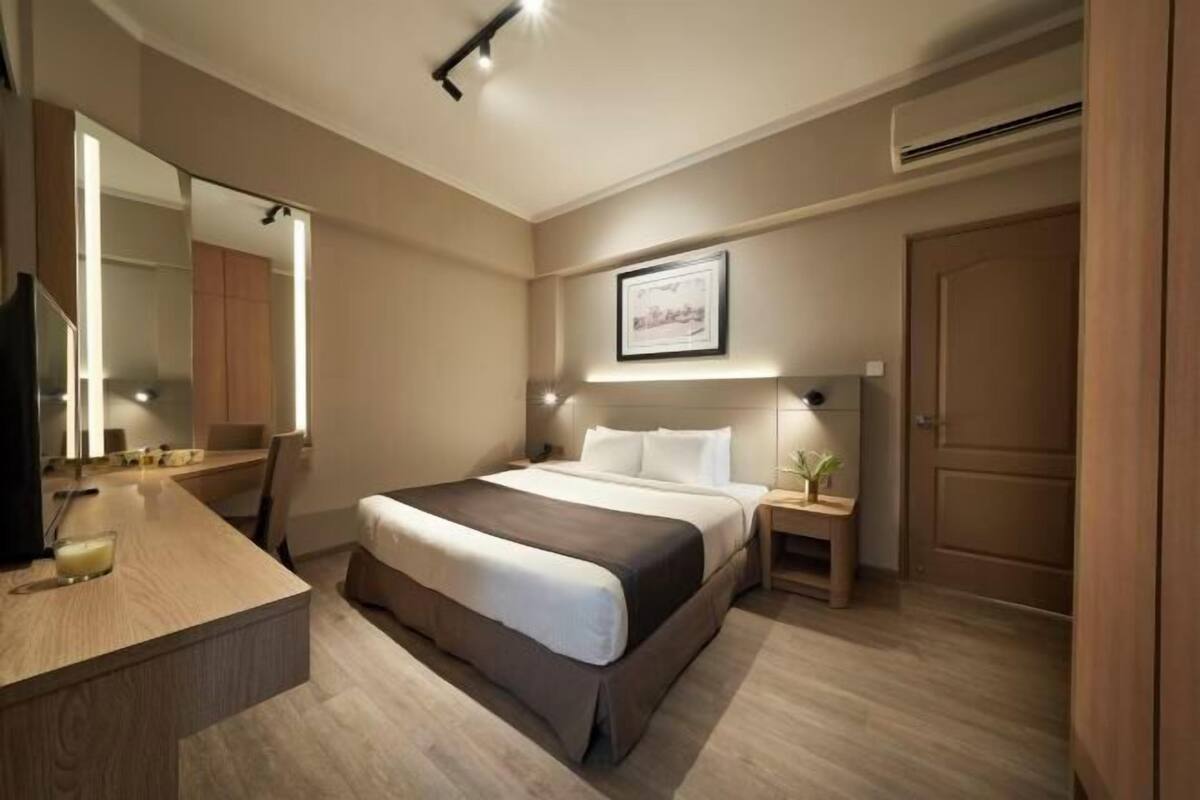 1 bedroom, premium bedding, in-room safe, desk