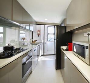 Frigorífico, microondas, horno y placa de cocina