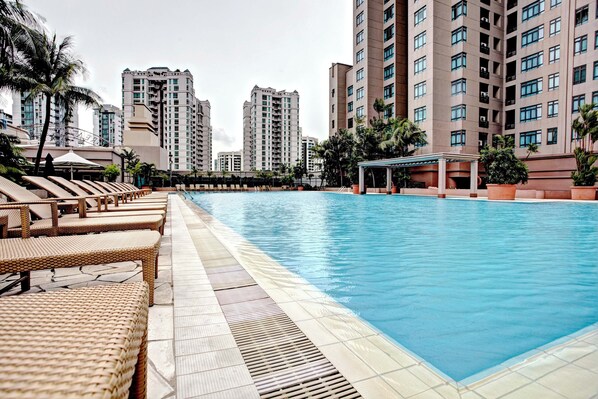 Una piscina al aire libre (de 07:00 a 22:00), sombrillas, tumbonas