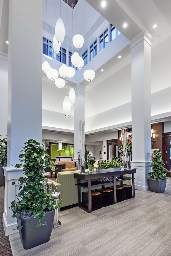 Lobby sitting area - Hilton Garden Inn Minneapolis Airport Mall of America (Bloomington)
