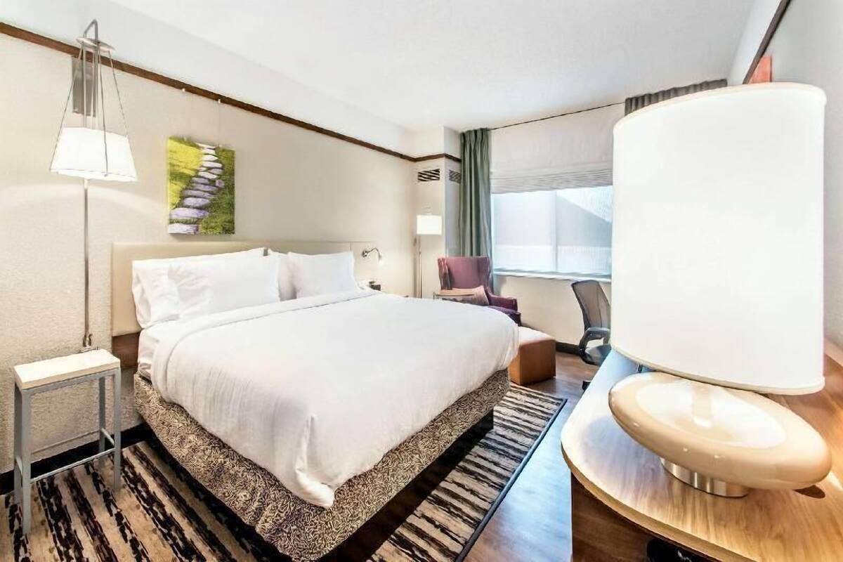 Työpöytä, kannettavalle tietokoneelle sopiva työtila, pimennysverhot