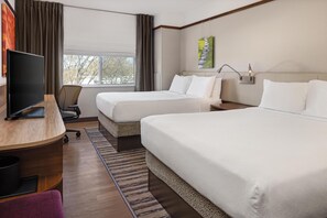 Desk, laptop workspace, blackout curtains, free cots/infant beds - Hilton Garden Inn Minneapolis Airport Mall of America (Bloomington)