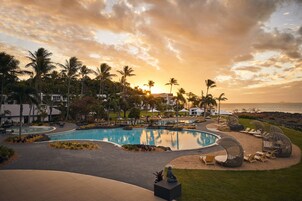 3 outdoor pools, pool umbrellas, sun loungers