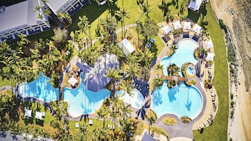 3 座室外游泳池,提供泳池遮陽傘和日光浴躺椅